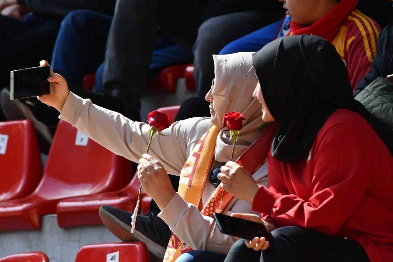 Kayserispor’dan Anneler Günü Sürprizi
