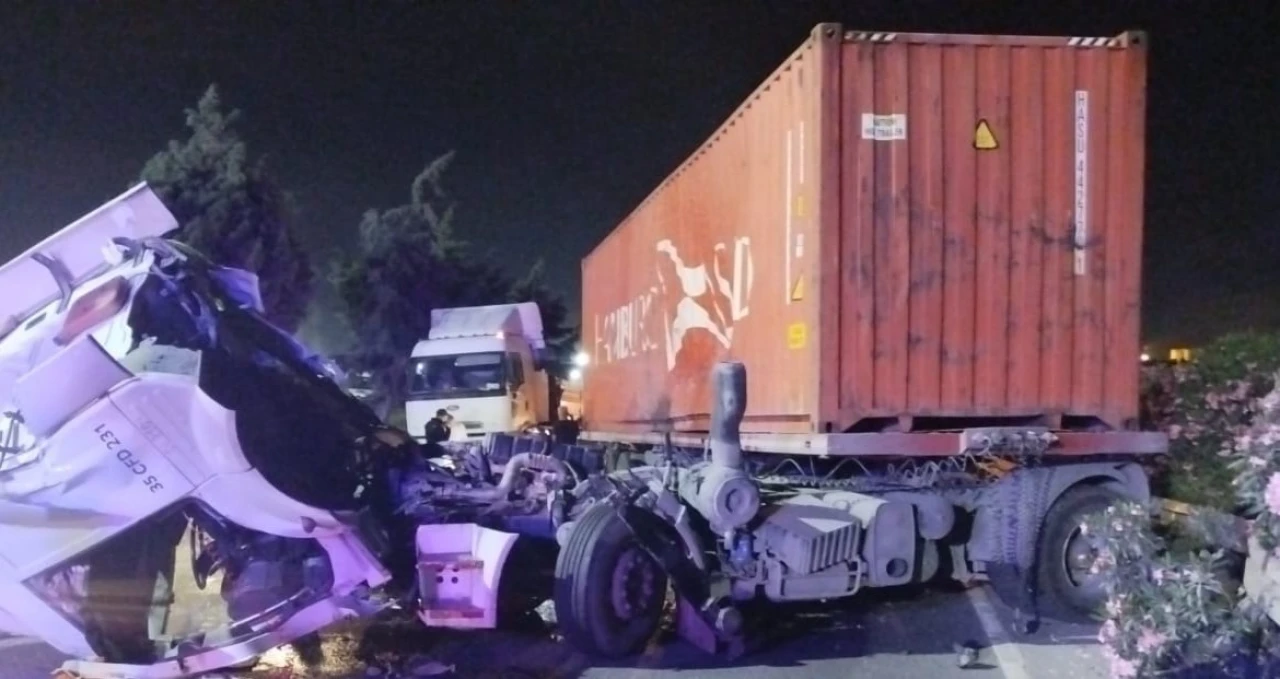 Bariyerlere Çarpan Tırda Korkutan Kaza: 2 Yaralı