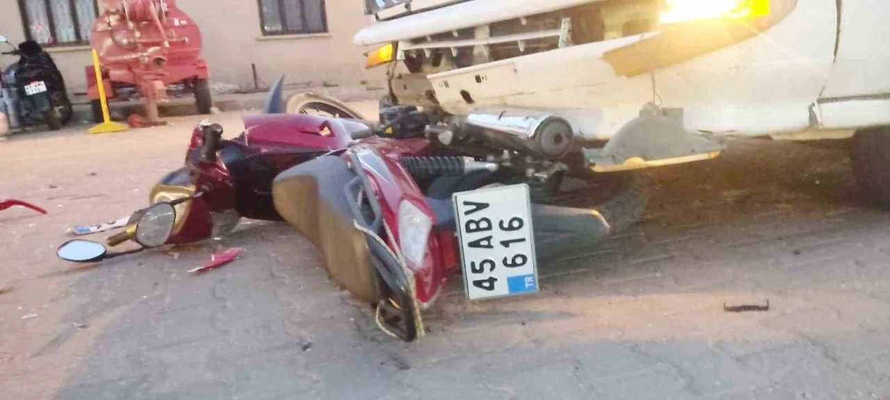 Minibüs Motosikleti Ezdi Sürücü Kurtarıldı