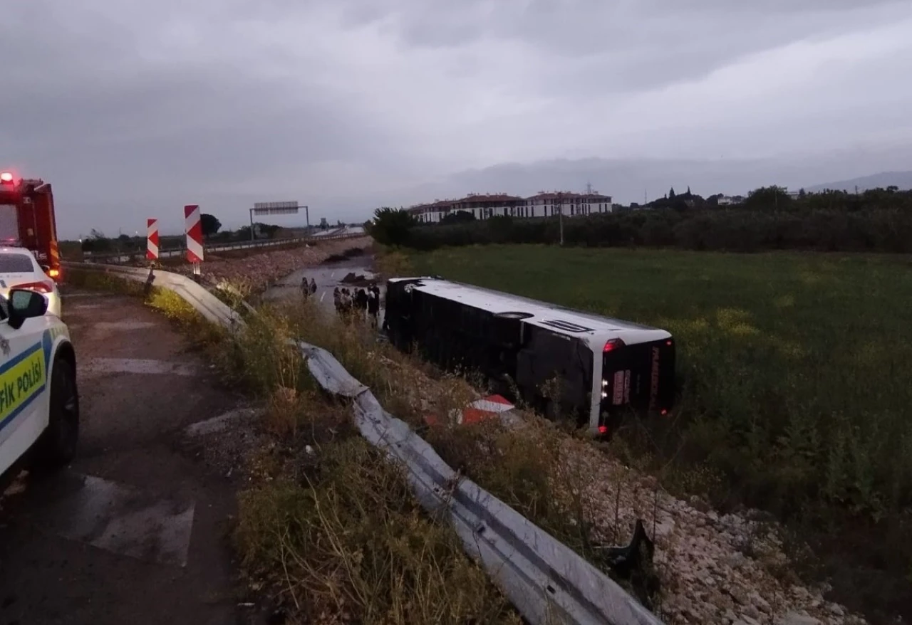 Akhisar’da Otobüs Devrildi: 10 Yaralı