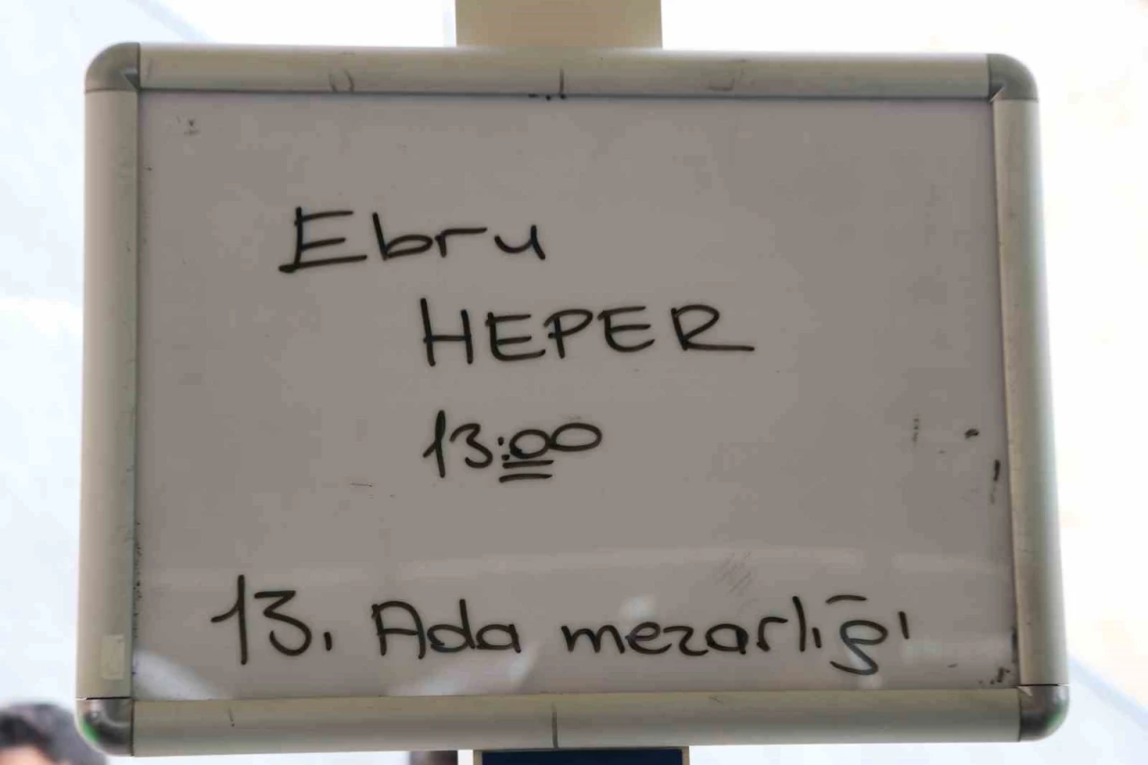 Metrobüs Kazasında Hayatını Kaybeden Ebru Heper Sivas'ta Toprağa Verildi