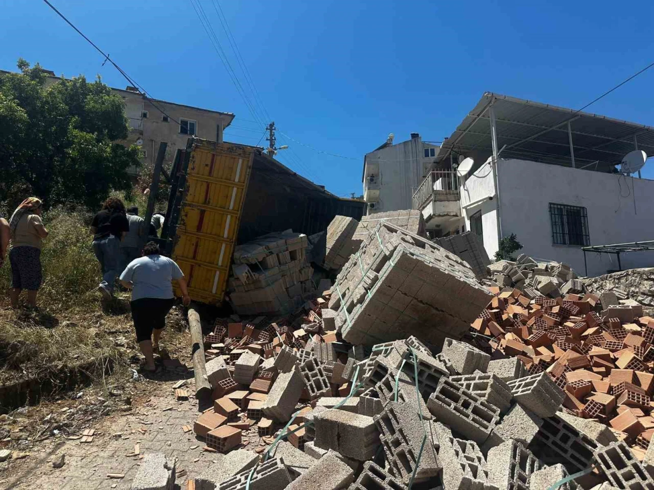 Tuğla Yüklü Kamyon Devrildi, Yol Kapandı