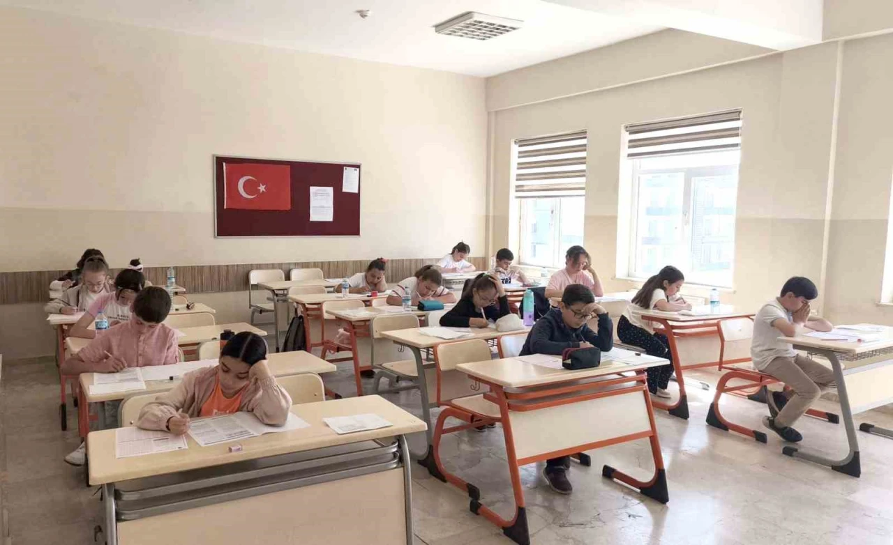 Sivas'ta Proje Okullarına Girişte Zorlu Sınav Heyecanı