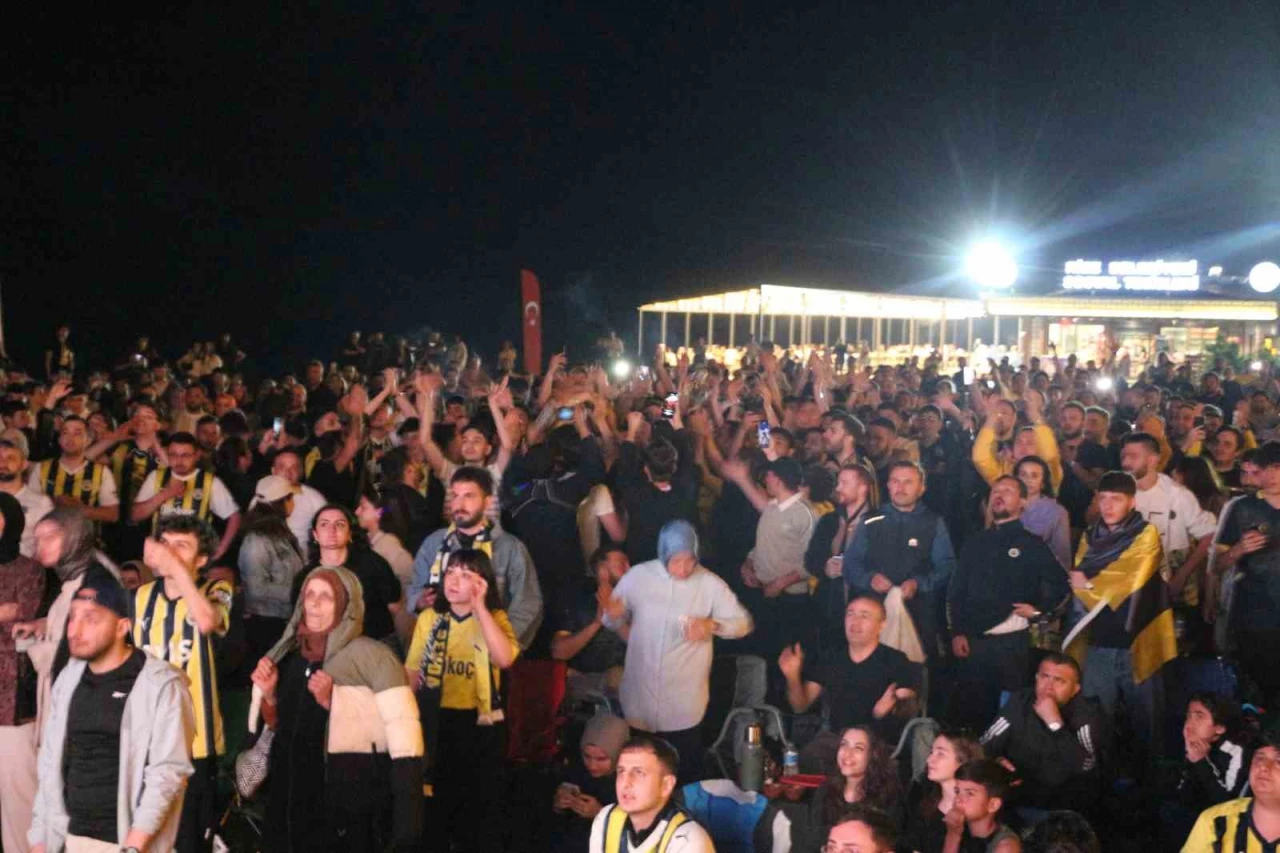 Fenerbahçe’ye Meşaleli Kutlama