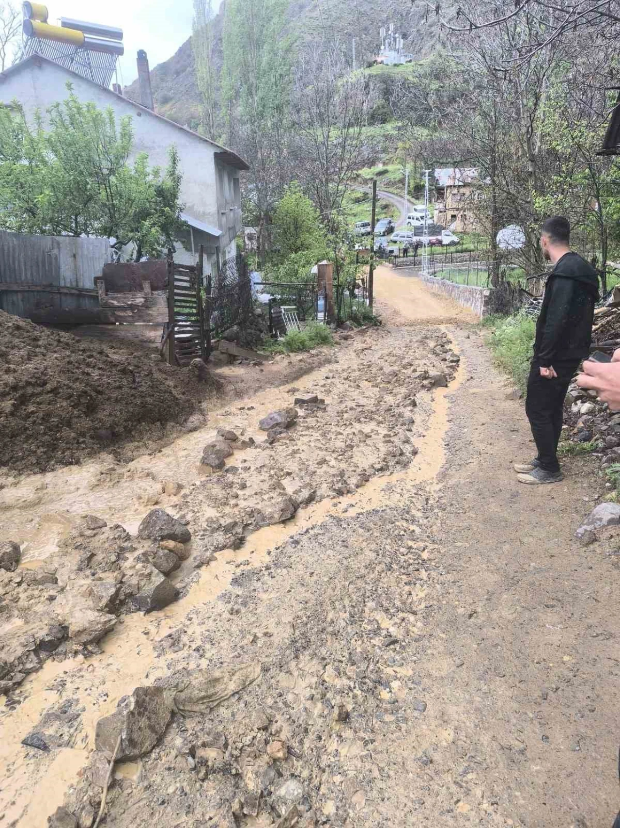 Sivas’ta Yağış Sonrası Ahır Sel Sularına Gömüldü