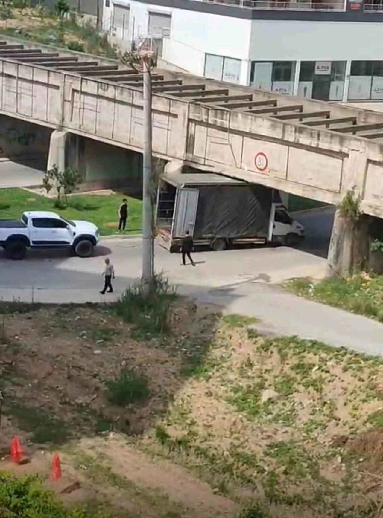 Alçak köprü kamyonete geçit vermedi