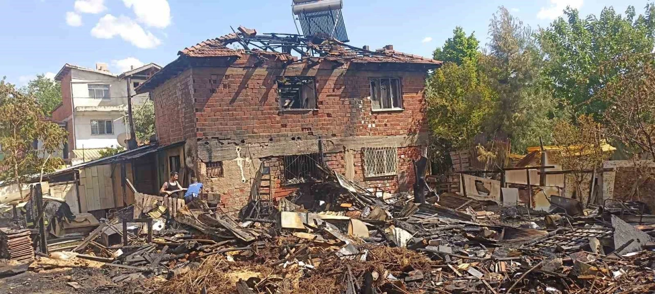 Tutuşan Perde Evi Kül Etti