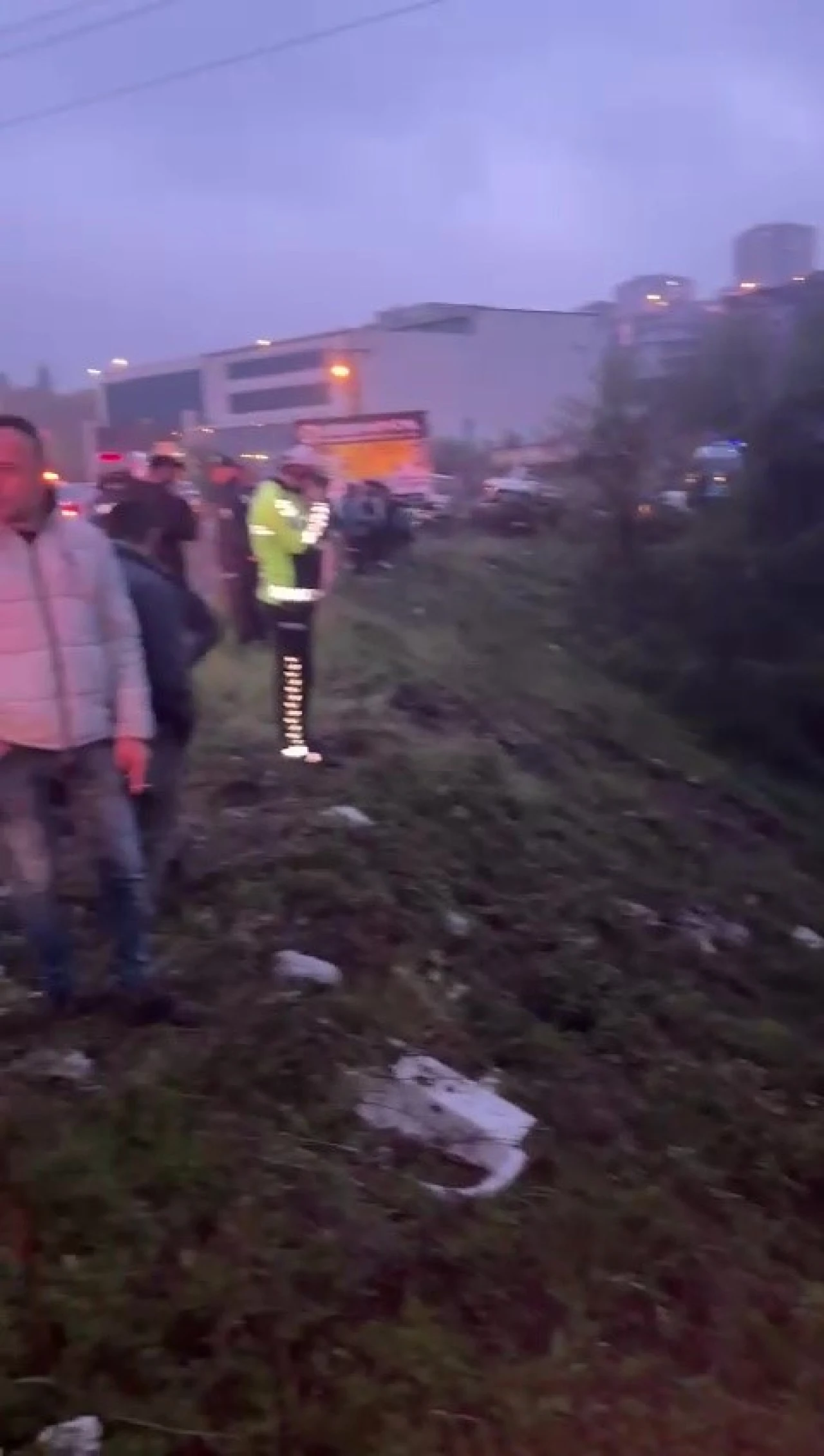 Dereye Uçan Otomobilde 4 Yaralı