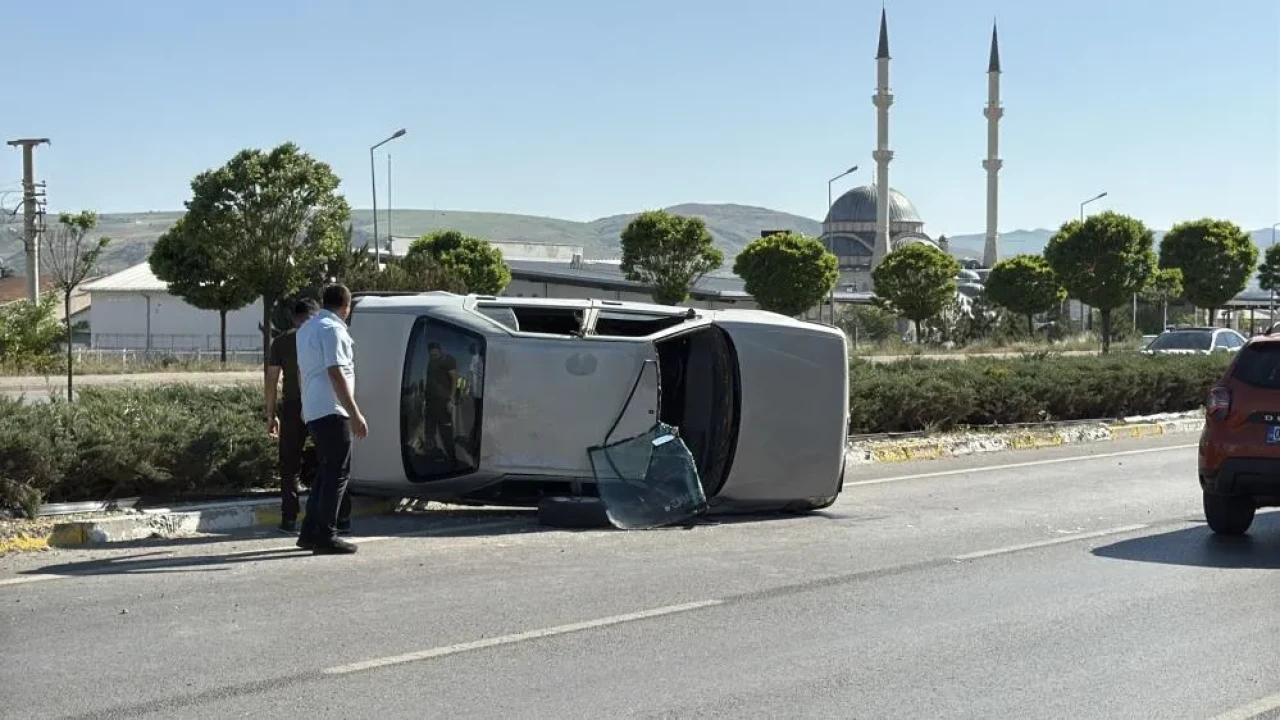 Sivas'ta Takla Atan Otomobilde 2 Kişi Yaralandı