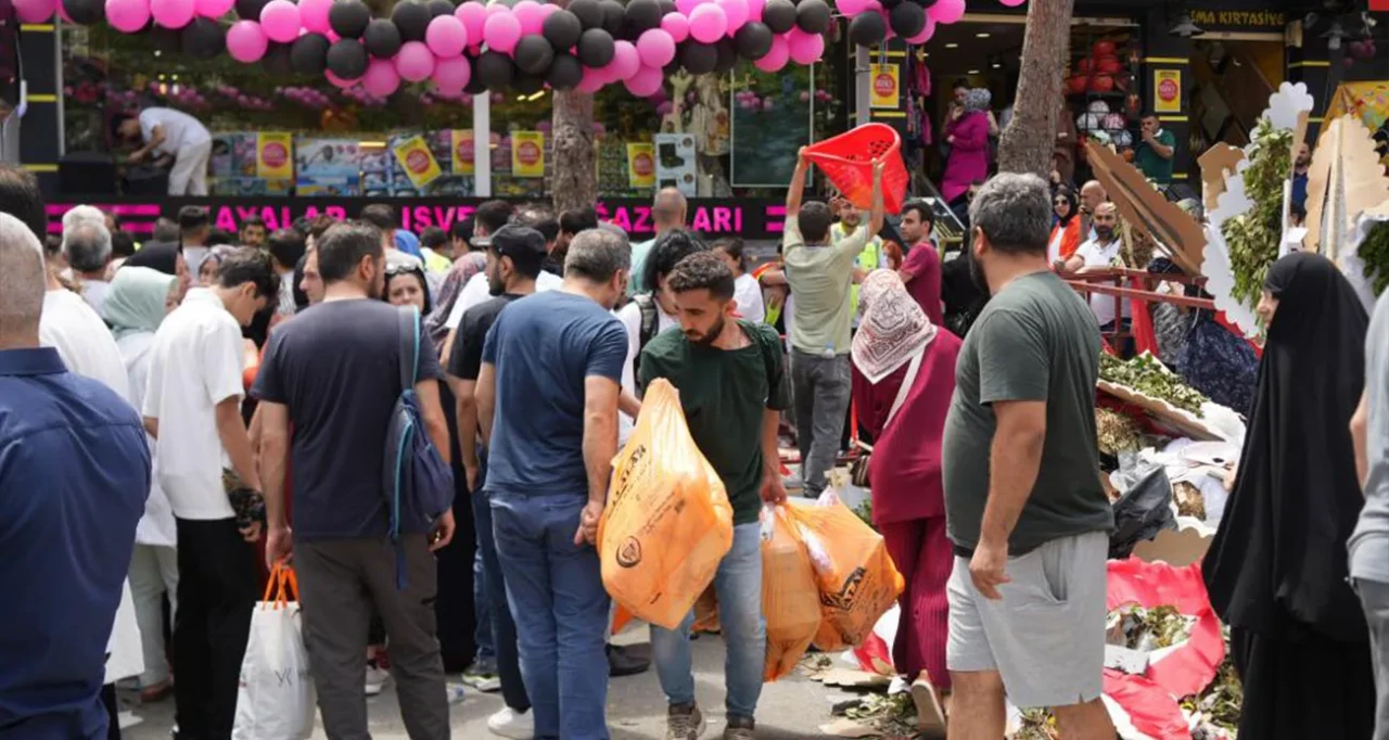 İstanbul'da Mağaza Açılışında İzdiham! Vatandaşlar Fenalaştı