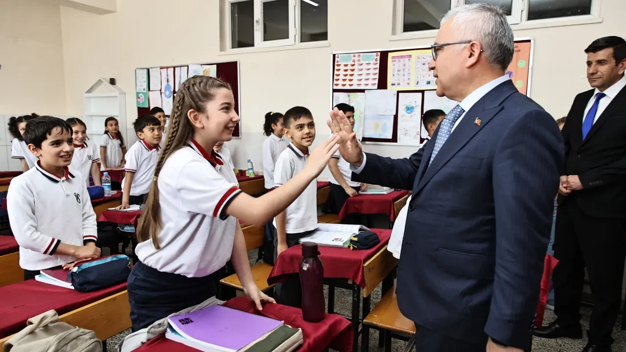 Sivas Valisi Şimşek’ten Yavuz Selim İlkokulu’na Sürpriz Ziyaret