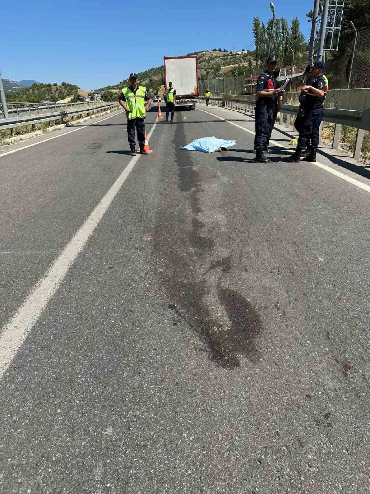 Sivas’ta Tır Yayalara Çarptı: 1 Kişi Hayatını Kaybetti, 1 Kişi Yaralandı