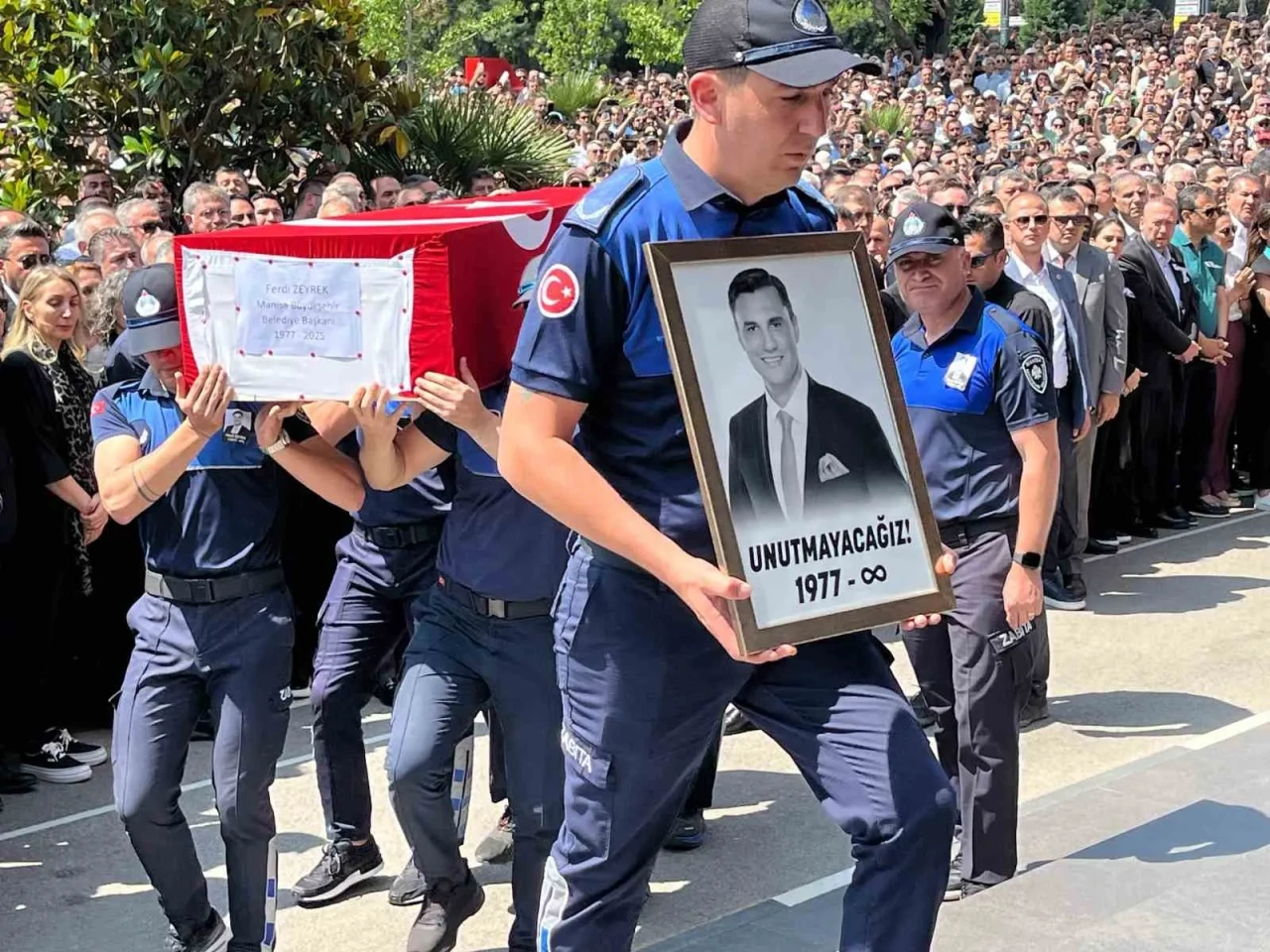 Ferdi Zeyrek Manisa’da Gözyaşlarıyla Uğurlandı