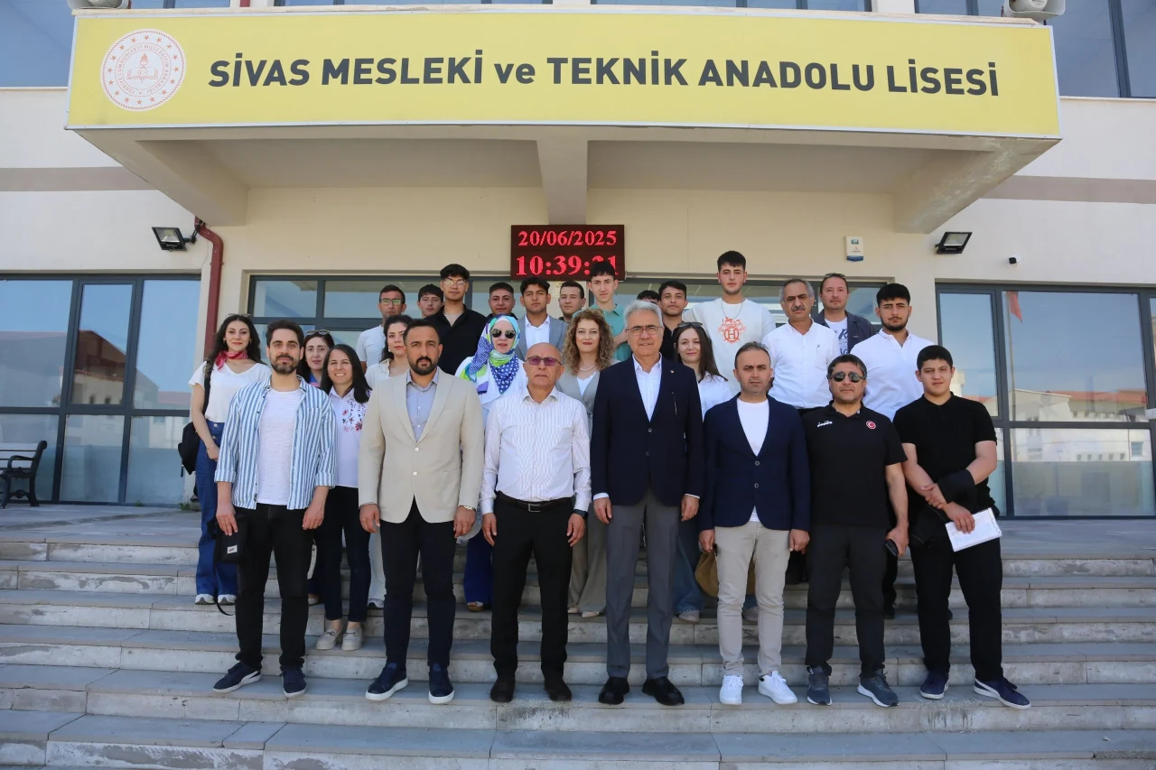 STSO Başkanı Zeki Özdemir Meslek Lisesi Öğrencilerinin Karne Sevincine Ortak Oldu