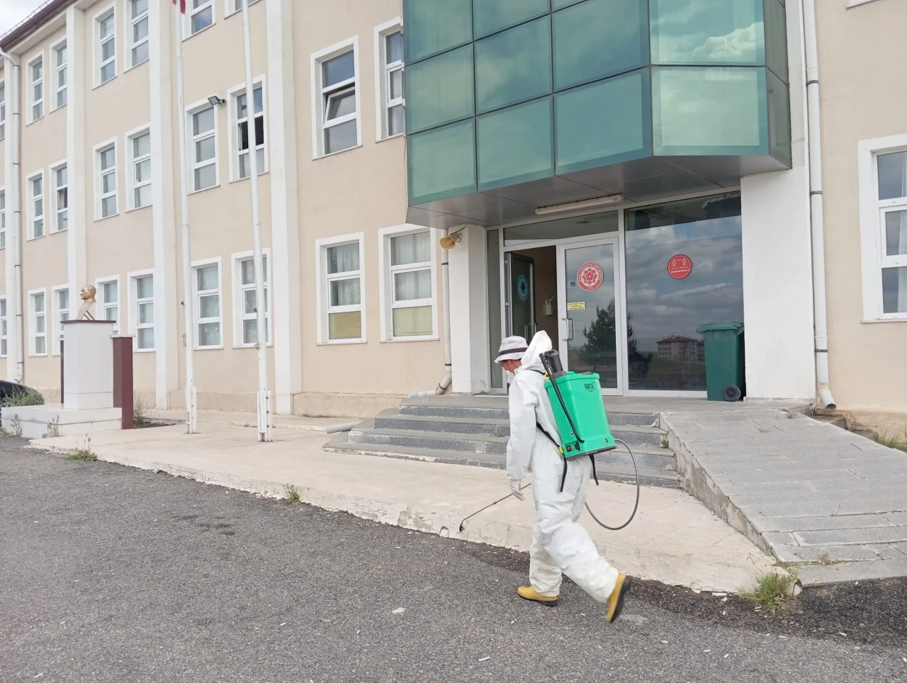 Sivas Cumhuriyet Üniversitesi Hafik MYO Yerleşkesinde Kene ve Haşere İlaçlaması Yapıldı