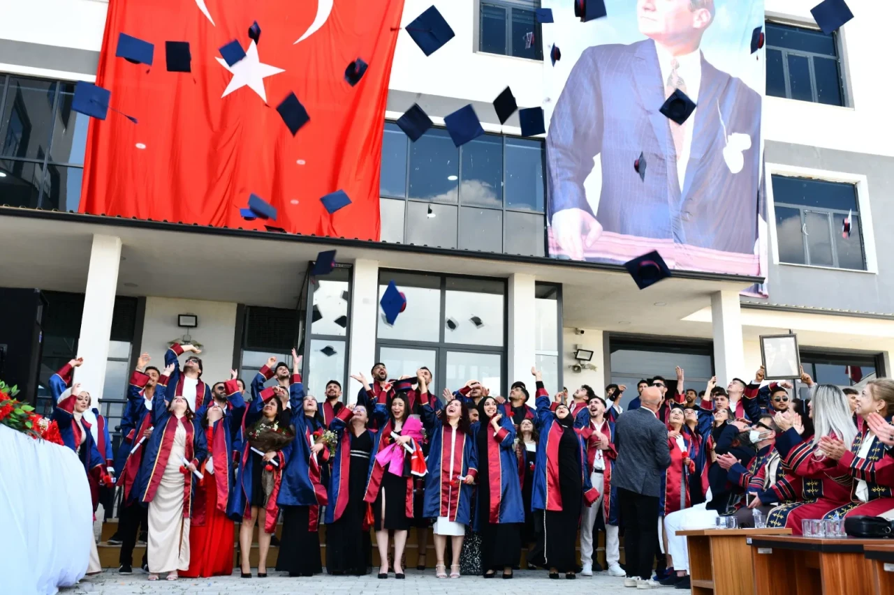 İmranlı Meslek Yüksekokulu 14. Dönem Mezunlarını Uğurladı