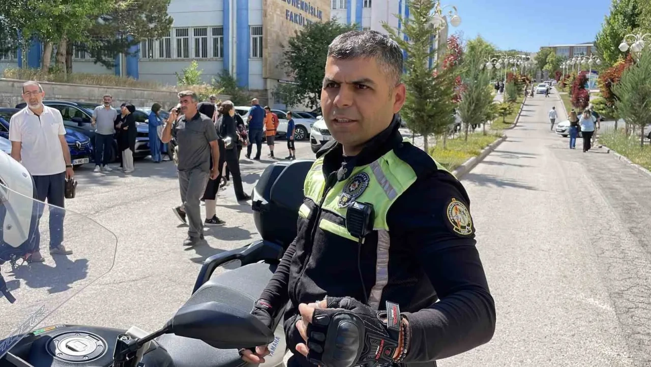 Sivas’ta YKS Maratonunda Nefes Kesen Anlar: Kimliğini Unutan Öğrenciye Polis Yetişti