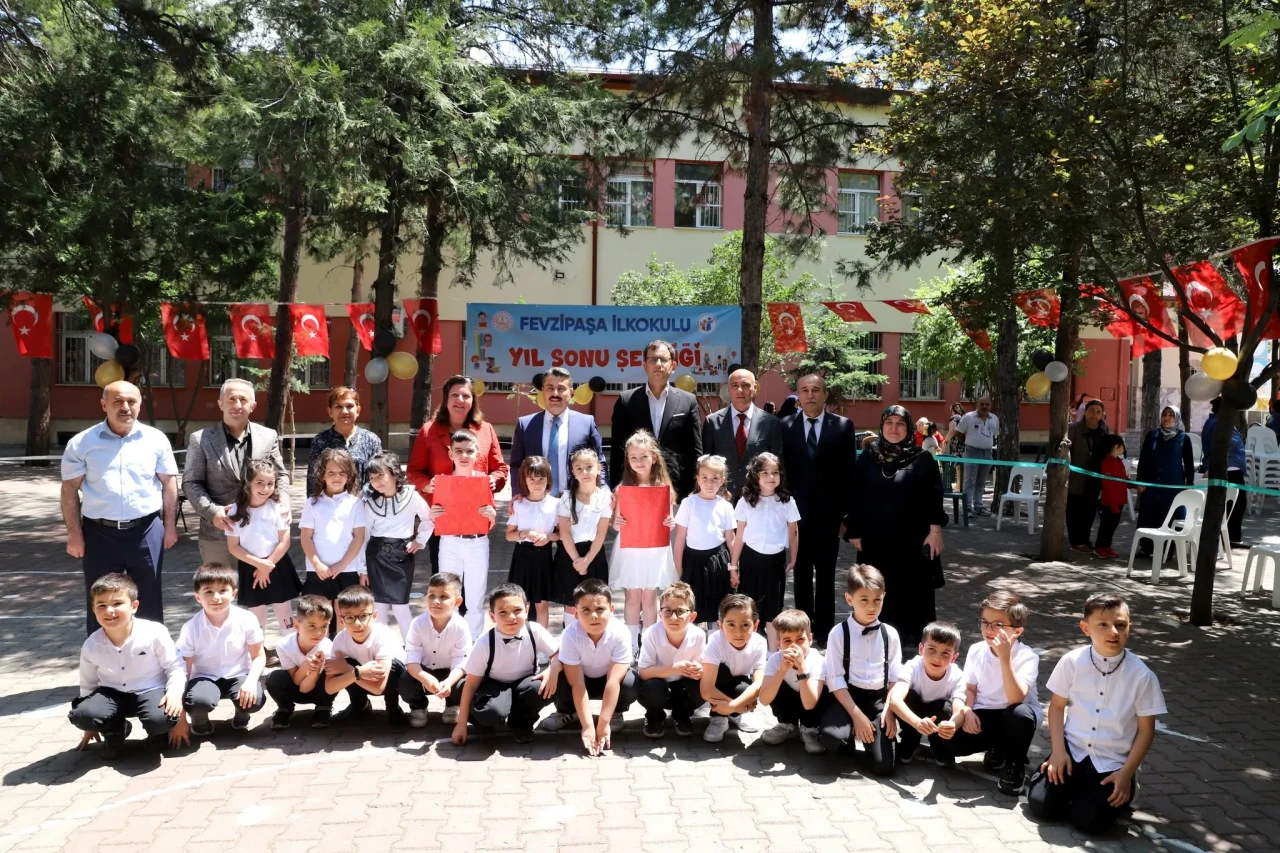 Sivas'ta Fevzipaşa İlkokulu'ndan Renkli Yılsonu Şenliği