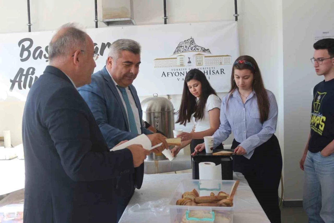 Öğrencilere Sınav Öncesi Sucuk Ekmek İkramı