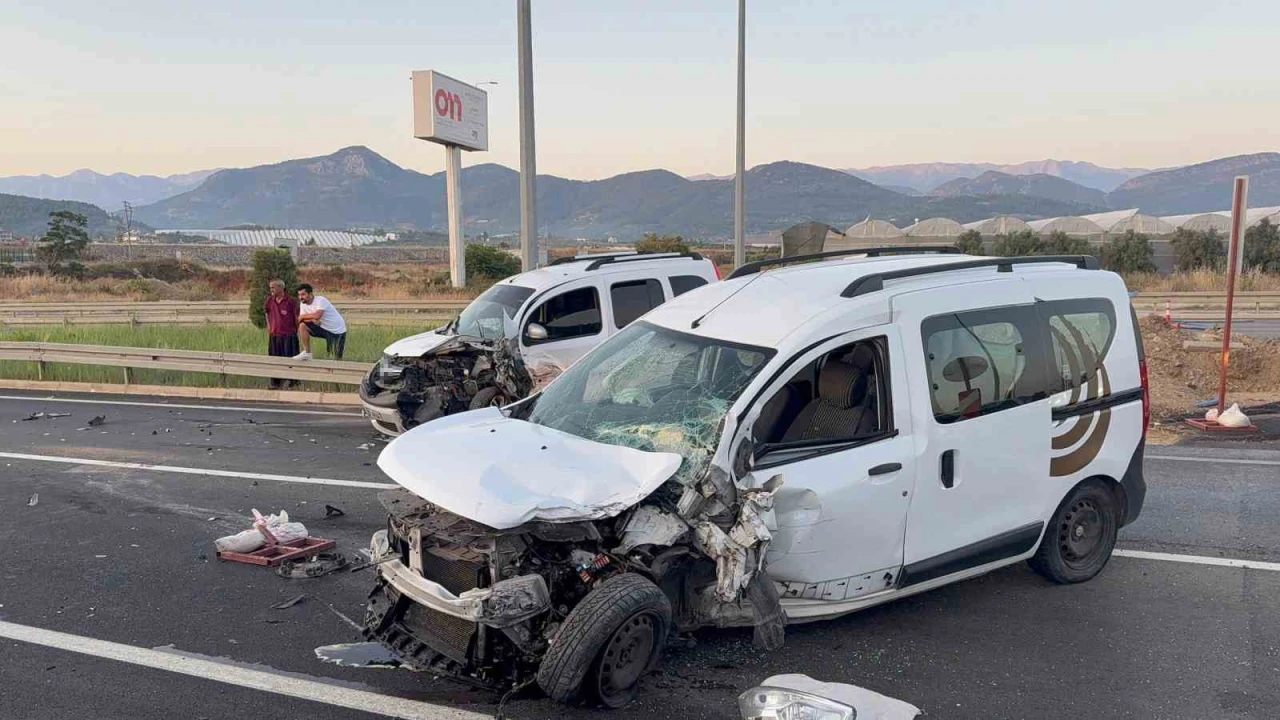 Tek Şeritli Yolda Korkutan Kaza: 4 Kişi Hastaneye Kaldırıldı