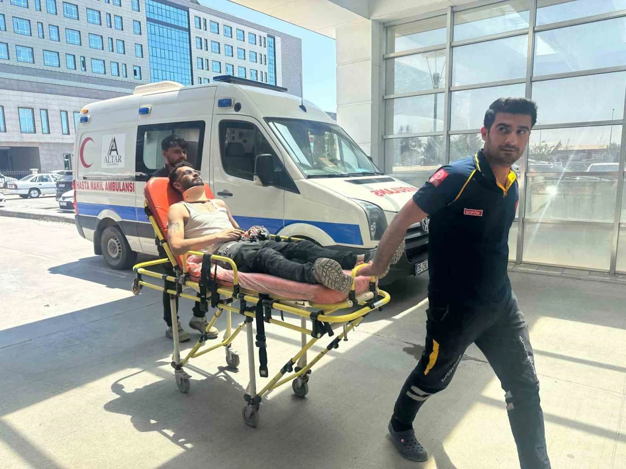 İnşaatta Yüksekten Düşen İşçi Yaralı Kurtuldu