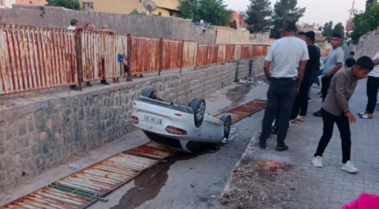 Park Halindeki Otomobil Tahliye Kanalına Devrildi: Facia Son Anda Önlenmiş Oldu