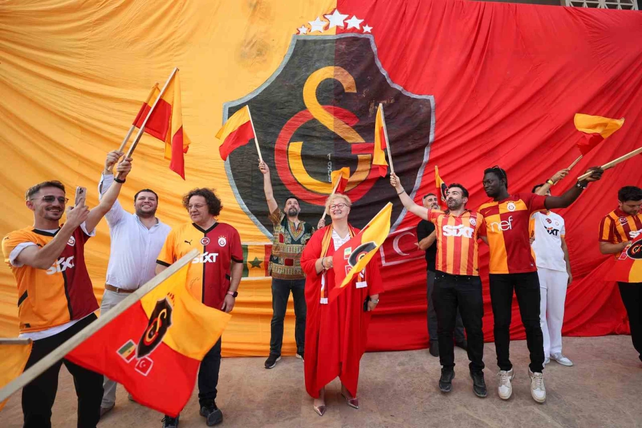 Galatasaraylı Taraftarlar Şampiyonluğu Senegal'de Kutladı