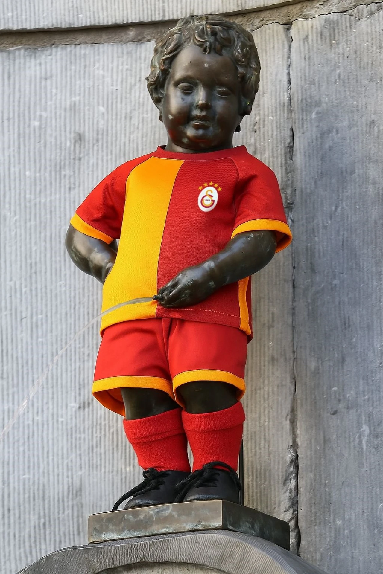 Manneken Pis Galatasaray Forması Giyecek