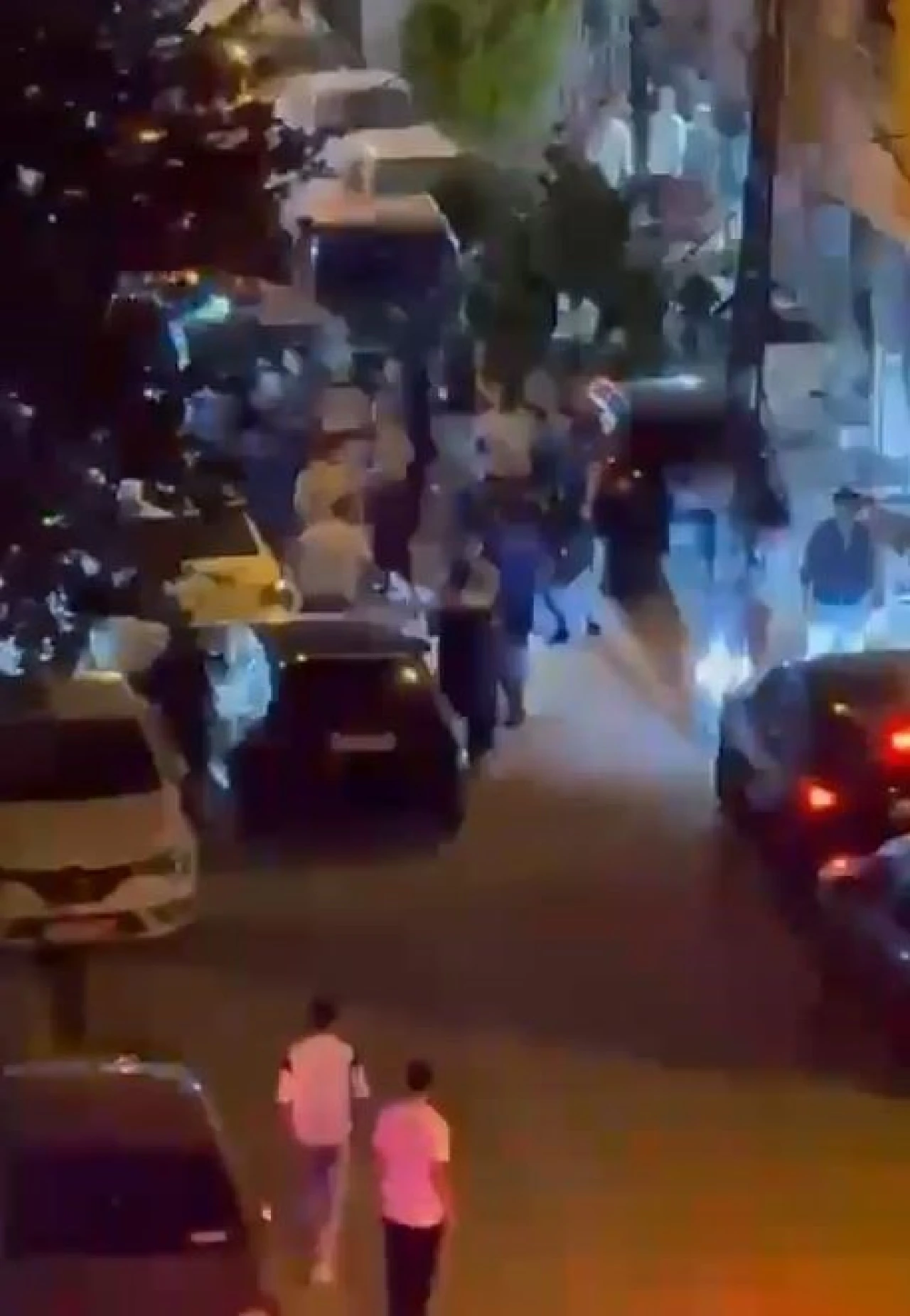 İki Grup Birbirine Girdi: Mahalle Bekçileri Havaya Ateş Açtı