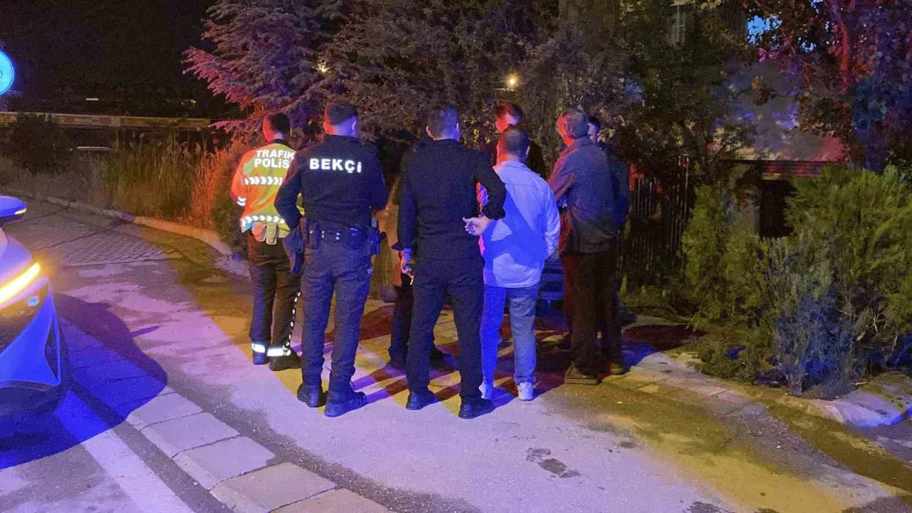 Islak Zeminde Kayan Araç Bahçeye Girdi