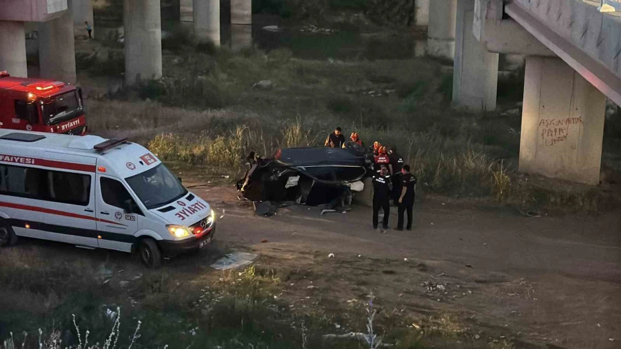 Sivas'ta Köprü Korkuluklarını Aşıp Irmağa Uçtular