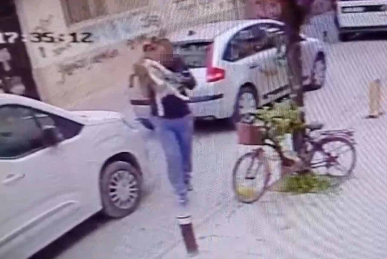 Sokakta Köpeğe Şiddet: Köpek Sertçe Fırlatıldı