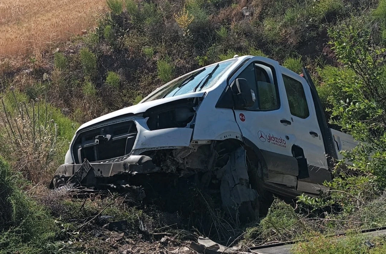 Sivas-Malatya Karayolu’nda Kamyonet Bariyerlere Çarptı: 2 Yaralı