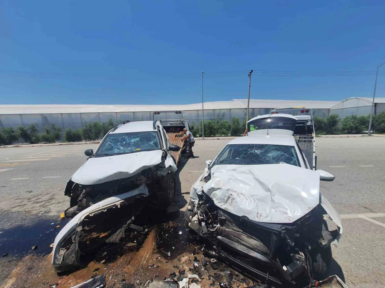 Manavgat’ta İki Otomobil Çarpıştı: 4 Kişi Yaralandı