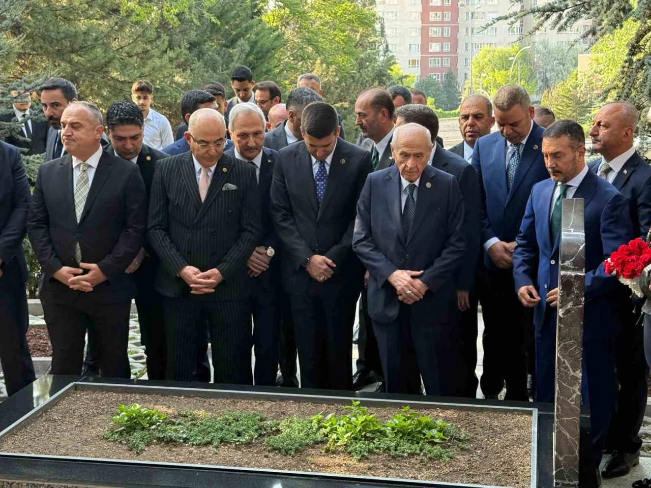 Bahçeli Alparslan Türkeş’in Kabrini Ziyaret Etti