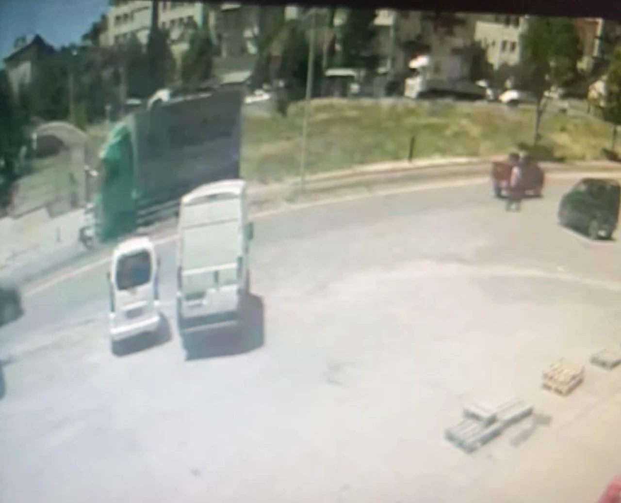 Sivas’ta Nakliye Kamyonu Yayaya Çarptı: 1 Ağır Yaralı