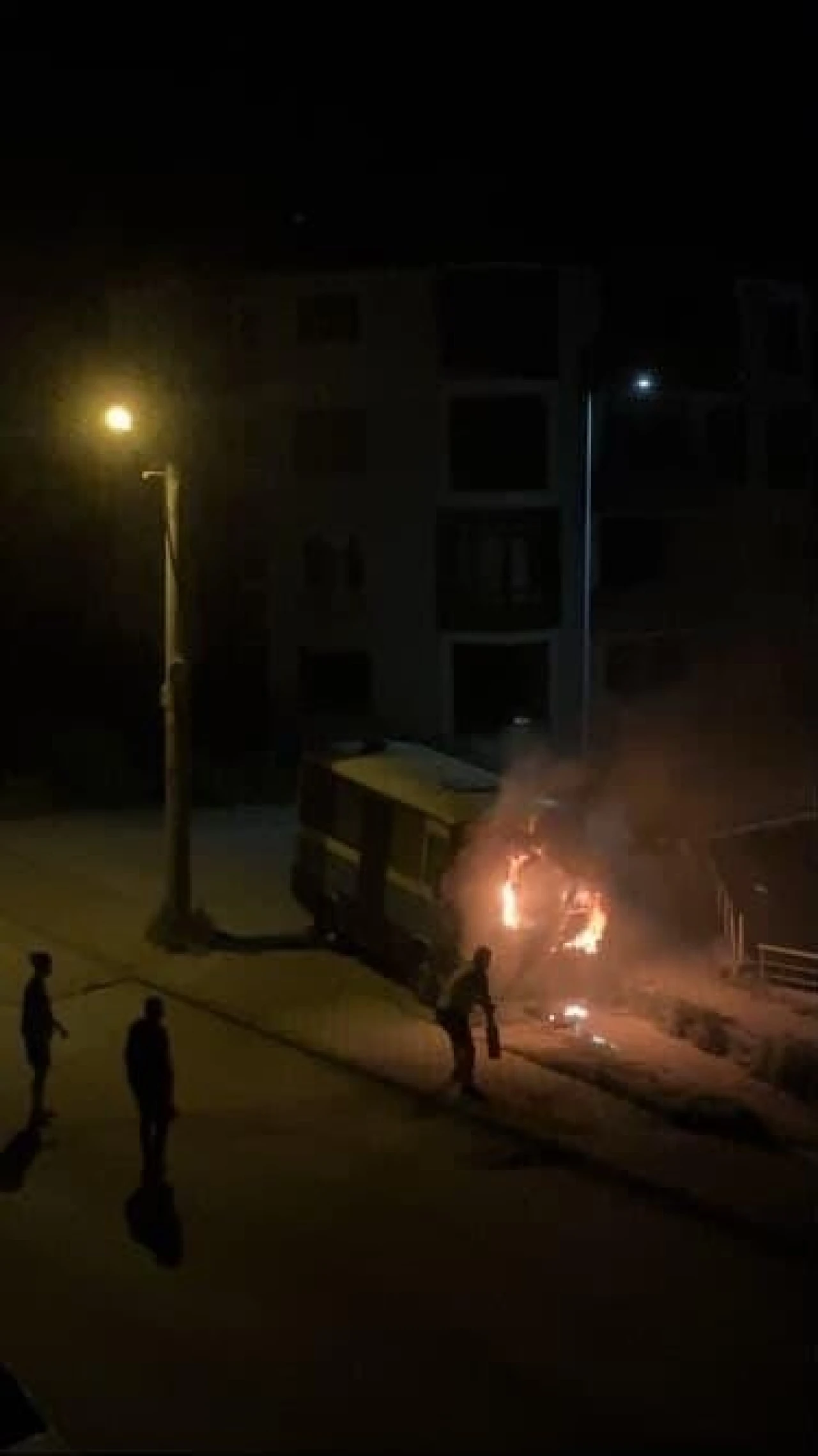 Minibüs Alevlere Teslim Oldu