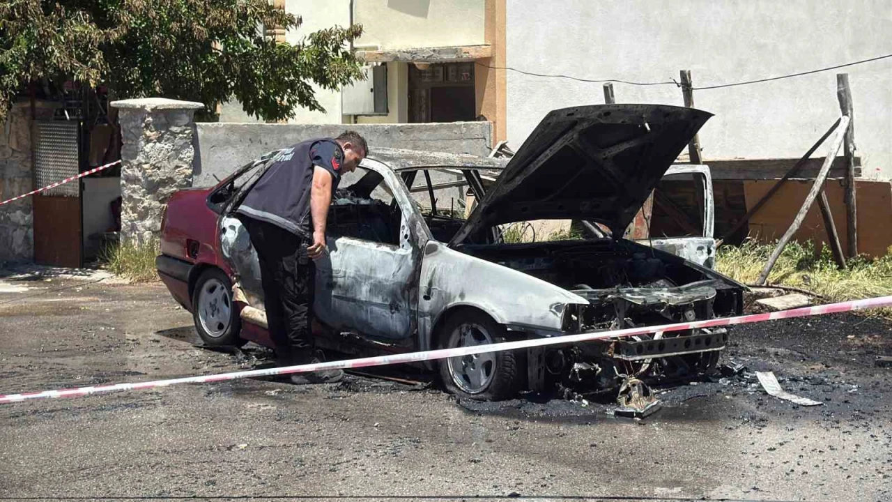 Sivas’ta Park Halindeki Otomobil Kül Oldu