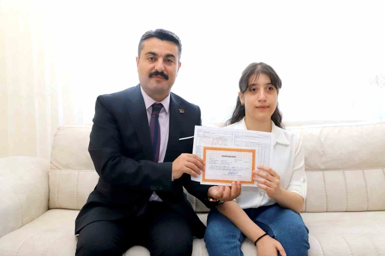 Sivas’ta Müdür Erdoğan’dan Evde Eğitim Gören Öğrencilere Karne Sürprizi