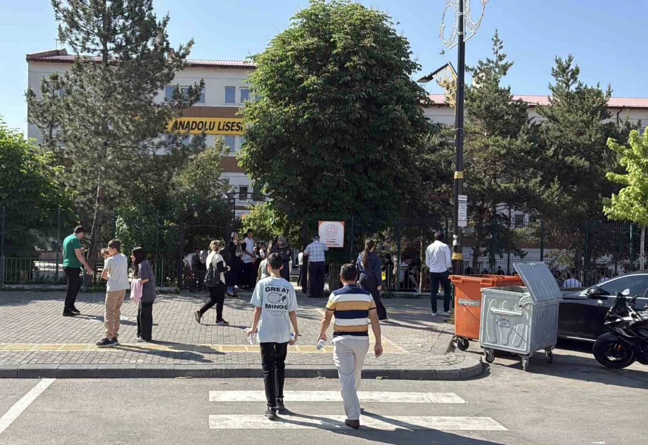 Sivas’ta Binlerce Öğrenci LGS İçin Sınav Salonlarındaki Yerini Aldı