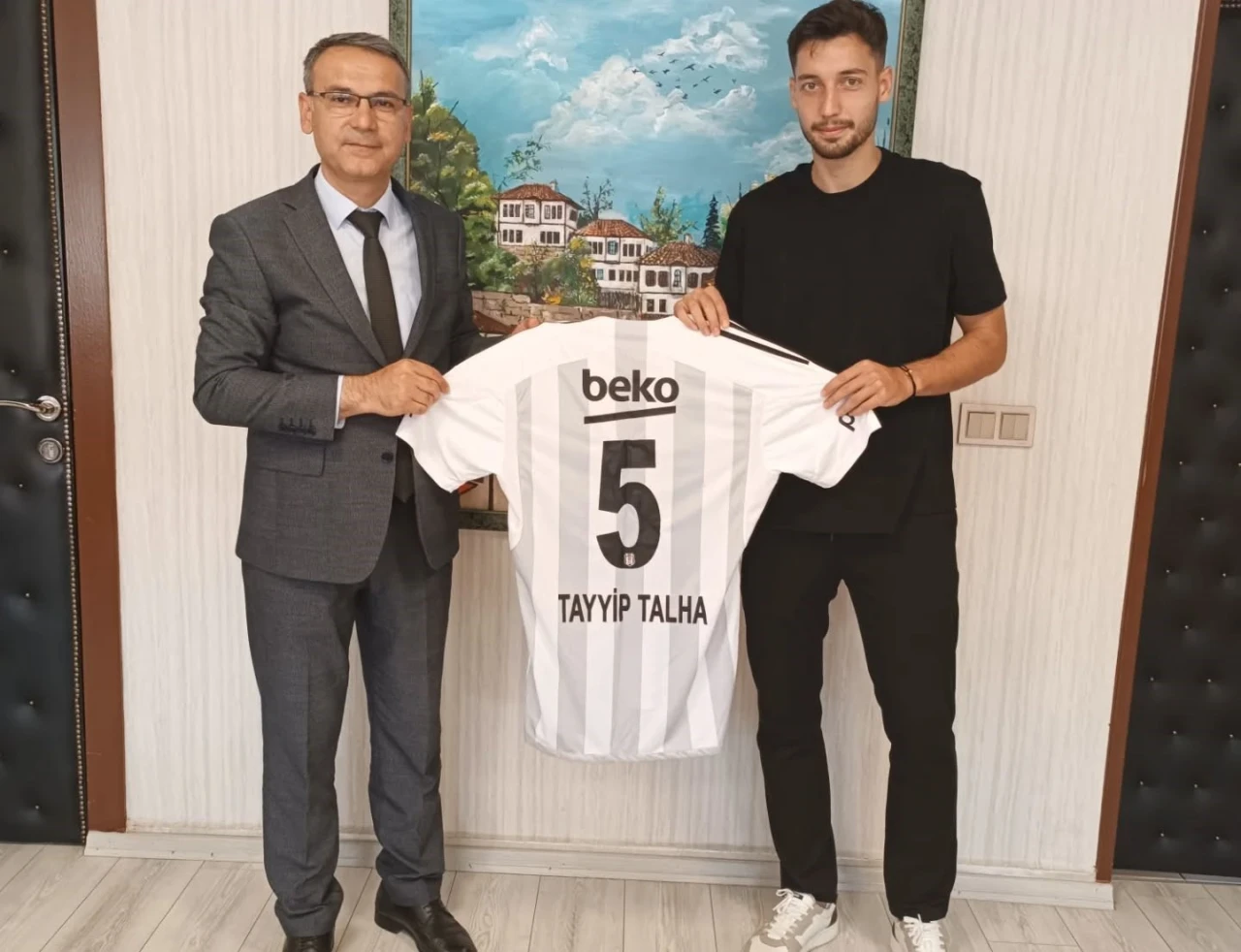 Beşiktaş'ın Savunma Oyuncusundan Eski Öğretmenine Anlamlı Hediye