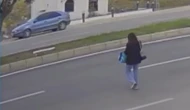 Telefona Bakarak Yola Çıkan Genç Kıza Otomobil Çarptı