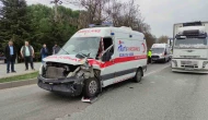 Ambulans Kamyona Çarptı, Sağlık Görevlileri Yaralandı