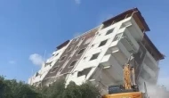 Ağır Hasarlı Bina İş Makinesiyle Yıkıldı