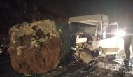 Yola Düşen Dev Kaya, İki Araca Çarptı: 2 Yaralı
