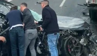 Otomobil Kamyonete Çarptı: Araç Hurdaya Döndü