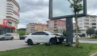 Kontrolden Çıkan Otomobil Reklam Panosuna Çarptı