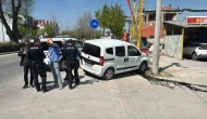Kaçan Araç  Direğe Çarptı, 3 Kişi Gözaltında