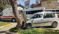 Yayalara Çarpmamak İçin Direksiyonu Ağaca Kırdı
