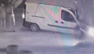 Kamyonet Tıra Çarptı: Sürücü Araçtan Kendi İmkanlarıyla Çıktı